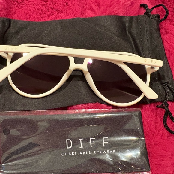 DIFF TOSCA II MATTE WHITE WITH PINK RUSH MIRROR SUNGLASSES - Picture 2 of 6